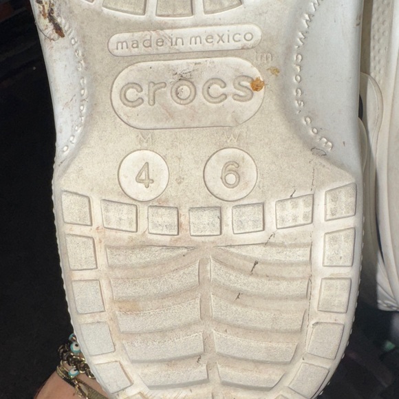 CROCS woman’s 5 White Sandals with Colorful Charms - Picture 6 of 7